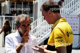 (L to R): Alain Prost (FRA) Renault Sport F1 Team Special Advisor with Alan Permane (GBR) Renault Sport F1 Team Trackside Operations Director. 25.06.2017. Formula 1 World Championship, Rd 8, Azerbaijan Grand Prix, Baku Street Circuit, Azerbaijan, Race Day.