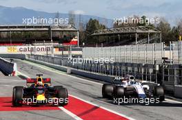 (L to R): Daniel Ricciardo (AUS) Red Bull Racing RB13 and Felipe Massa (BRA) Williams FW40 in the pits. 07.03.2017. Formula One Testing, Day One, Barcelona, Spain. Tuesday.