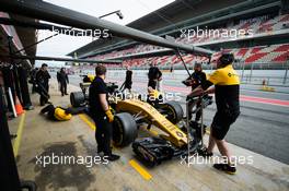 Nico Hulkenberg (GER) Renault Sport F1 Team RS17 in the pits. 08.03.2017. Formula One Testing, Day Two, Barcelona, Spain. Wednesday.