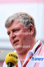 Otmar Szafnauer (USA) Sahara Force India F1 Chief Operating Officer with the media. 27.08.2017. Formula 1 World Championship, Rd 12, Belgian Grand Prix, Spa Francorchamps, Belgium, Race Day.