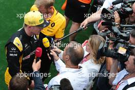 Nico Hulkenberg (GER) Renault Sport F1 Team with the media. 27.08.2017. Formula 1 World Championship, Rd 12, Belgian Grand Prix, Spa Francorchamps, Belgium, Race Day.