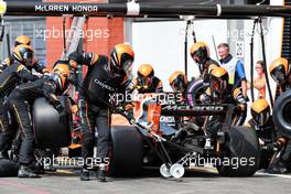 Stoffel Vandoorne (BEL) McLaren MCL32 makes a pit stop. 27.08.2017. Formula 1 World Championship, Rd 12, Belgian Grand Prix, Spa Francorchamps, Belgium, Race Day.