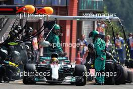 Lewis Hamilton (GBR) Mercedes AMG F1 W08 makes a pit stop. 27.08.2017. Formula 1 World Championship, Rd 12, Belgian Grand Prix, Spa Francorchamps, Belgium, Race Day.
