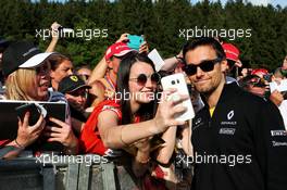 Jolyon Palmer (GBR) Renault Sport F1 Team with fans. 24.08.2017. Formula 1 World Championship, Rd 12, Belgian Grand Prix, Spa Francorchamps, Belgium, Preparation Day.