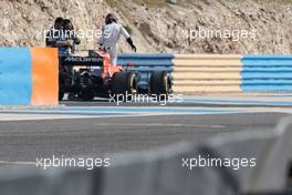 Stoffel Vandoorne (BEL) McLaren MCL32 stops in the first practice session. 14.04.2017. Formula 1 World Championship, Rd 3, Bahrain Grand Prix, Sakhir, Bahrain, Practice Day