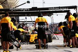 Jolyon Palmer (GBR) Renault Sport F1 Team RS17 practices a pit stop. 14.04.2017. Formula 1 World Championship, Rd 3, Bahrain Grand Prix, Sakhir, Bahrain, Practice Day
