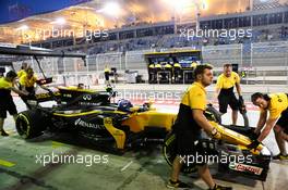 Jolyon Palmer (GBR) Renault Sport F1 Team RS17. 14.04.2017. Formula 1 World Championship, Rd 3, Bahrain Grand Prix, Sakhir, Bahrain, Practice Day