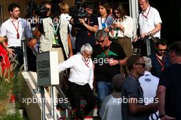 Bernie Ecclestone (GBR) with the media. 14.04.2017. Formula 1 World Championship, Rd 3, Bahrain Grand Prix, Sakhir, Bahrain, Practice Day