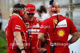 Kimi Raikkonen (FIN) Ferrari with Dave Greenwood (GBR) Ferrari Race Engineer (Left) and Mark Arnall (GBR) Personal Trainer on the grid. 16.04.2017. Formula 1 World Championship, Rd 3, Bahrain Grand Prix, Sakhir, Bahrain, Race Day.