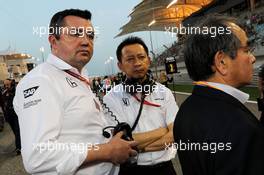 (L to R): Eric Boullier (FRA) McLaren Racing Director with Yusuke Hasegawa (JPN) Head of Honda F1 Programme on the grid. 16.04.2017. Formula 1 World Championship, Rd 3, Bahrain Grand Prix, Sakhir, Bahrain, Race Day.