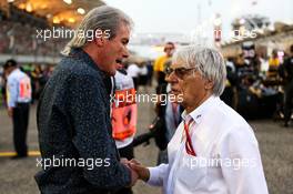 Bernie Ecclestone (GBR) with David Tremayne (GBR) Journalist, on the grid. 16.04.2017. Formula 1 World Championship, Rd 3, Bahrain Grand Prix, Sakhir, Bahrain, Race Day.