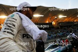 Lewis Hamilton (GBR) Mercedes AMG F1 on the grid. 16.04.2017. Formula 1 World Championship, Rd 3, Bahrain Grand Prix, Sakhir, Bahrain, Race Day.