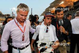 (L to R): David Coulthard (GBR) Red Bull Racing and Scuderia Toro Advisor / Channel 4 F1 Commentator with Fernando Alonso (ESP) McLaren and Mark Webber (AUS) Channel 4 Presenter on the grid. 16.04.2017. Formula 1 World Championship, Rd 3, Bahrain Grand Prix, Sakhir, Bahrain, Race Day.