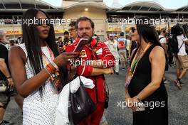 (L to R): Naomi Campbell (GBR) with Gino Rosato (CDN) Ferrari and Minttu Raikkonen (FIN) on the grid. 16.04.2017. Formula 1 World Championship, Rd 3, Bahrain Grand Prix, Sakhir, Bahrain, Race Day.