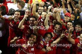 Ferrari mechanics celebrate. 16.04.2017. Formula 1 World Championship, Rd 3, Bahrain Grand Prix, Sakhir, Bahrain, Race Day.