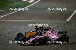 Sergio Perez (MEX) Sahara Force India F1 VJM10 and Nico Hulkenberg (GER) Renault Sport F1 Team RS17 battle for position. 16.04.2017. Formula 1 World Championship, Rd 3, Bahrain Grand Prix, Sakhir, Bahrain, Race Day.