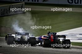 Lance Stroll (CDN) Williams FW40 and Carlos Sainz Jr (ESP) Scuderia Toro Rosso STR12 crash. 16.04.2017. Formula 1 World Championship, Rd 3, Bahrain Grand Prix, Sakhir, Bahrain, Race Day.
