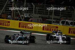 Valtteri Bottas (FIN) Mercedes AMG F1 W08 and Felipe Massa (BRA) Williams FW40 battle for position. 16.04.2017. Formula 1 World Championship, Rd 3, Bahrain Grand Prix, Sakhir, Bahrain, Race Day.