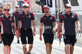 Romain Grosjean (FRA) Haas F1 Team walks the circuit with the team. 13.04.2017. Formula 1 World Championship, Rd 3, Bahrain Grand Prix, Sakhir, Bahrain, Preparation Day.