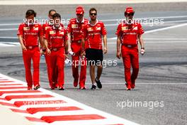 Sebastian Vettel (GER) Ferrari walks the circuit with the team. 13.04.2017. Formula 1 World Championship, Rd 3, Bahrain Grand Prix, Sakhir, Bahrain, Preparation Day.