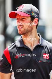 Romain Grosjean (FRA) Haas F1 Team walks the circuit. 13.04.2017. Formula 1 World Championship, Rd 3, Bahrain Grand Prix, Sakhir, Bahrain, Preparation Day.