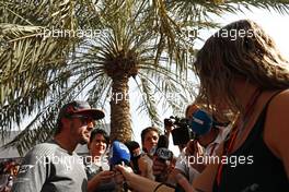 Fernando Alonso (ESP) McLaren F1  13.04.2017. Formula 1 World Championship, Rd 3, Bahrain Grand Prix, Sakhir, Bahrain, Preparation Day.