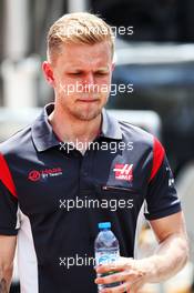 Kevin Magnussen (DEN) Haas F1 Team walks the circuit. 13.04.2017. Formula 1 World Championship, Rd 3, Bahrain Grand Prix, Sakhir, Bahrain, Preparation Day.