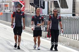Kevin Magnussen (DEN) Haas F1 Team walks the circuit with the team. 13.04.2017. Formula 1 World Championship, Rd 3, Bahrain Grand Prix, Sakhir, Bahrain, Preparation Day.