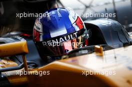 Sergey Sirotkin (RUS) Renault Sport F1 Team RS17 Third Driver. 19.04.2017. Formula 1 Testing. Sakhir, Bahrain. Wednesday.