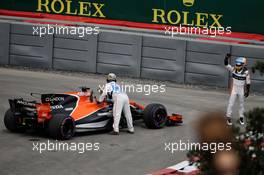 Fernando Alonso (ESP) McLaren MCL32 waves to fans after he stopped in the first practice session. 09.06.2017. Formula 1 World Championship, Rd 7, Canadian Grand Prix, Montreal, Canada, Practice Day.