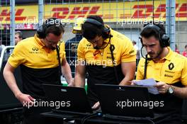 Renault Sport F1 Team on the grid. 11.06.2017. Formula 1 World Championship, Rd 7, Canadian Grand Prix, Montreal, Canada, Race Day.