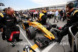 Nico Hulkenberg (GER) Renault Sport F1 Team RS17 on the grid. 11.06.2017. Formula 1 World Championship, Rd 7, Canadian Grand Prix, Montreal, Canada, Race Day.