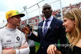 Nico Hulkenberg (GER) Renault Sport F1 Team with Bismack Biyombo, NBA Basketball Player and Eugenie Bouchard (CDN) Tennis Player on the grid. 11.06.2017. Formula 1 World Championship, Rd 7, Canadian Grand Prix, Montreal, Canada, Race Day.
