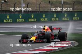 Max Verstappen (NLD) Red Bull Racing RB13 runs wide. 09.04.2017. Formula 1 World Championship, Rd 2, Chinese Grand Prix, Shanghai, China, Race Day.