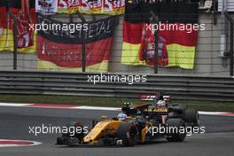 Jolyon Palmer (GBR) Renault Sport F1 Team RS17. 09.04.2017. Formula 1 World Championship, Rd 2, Chinese Grand Prix, Shanghai, China, Race Day.