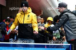 (L to R): Nico Hulkenberg (GER) Renault Sport F1 Team and Stoffel Vandoorne (BEL) McLaren play table tennis in the pits. 09.04.2017. Formula 1 World Championship, Rd 2, Chinese Grand Prix, Shanghai, China, Race Day.