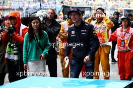 Max Verstappen (NLD) Red Bull Racing plays table tennis in the pits. 09.04.2017. Formula 1 World Championship, Rd 2, Chinese Grand Prix, Shanghai, China, Race Day.