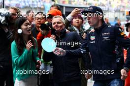 Max Verstappen (NLD) Red Bull Racing plays table tennis in the pits. 09.04.2017. Formula 1 World Championship, Rd 2, Chinese Grand Prix, Shanghai, China, Race Day.