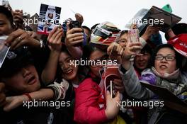Fans at the autograph session. 06.04.2017. Formula 1 World Championship, Rd 2, Chinese Grand Prix, Shanghai, China, Preparation Day.