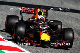 Daniel Ricciardo (AUS) Red Bull Racing RB13. 12.05.2017. Formula 1 World Championship, Rd 5, Spanish Grand Prix, Barcelona, Spain, Practice Day.