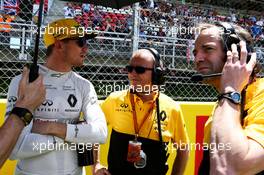 Nico Hulkenberg (GER) Renault Sport F1 Team with Mark Slade (GBR) Renault Sport F1 Team Race Engineer and Ciaron Pilbeam (GBR) Renault Sport F1 Team Chief Race Engineer on the grid. 14.05.2017. Formula 1 World Championship, Rd 5, Spanish Grand Prix, Barcelona, Spain, Race Day.