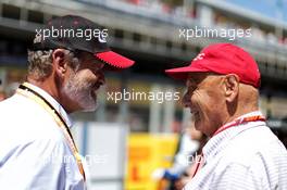 (L to R): Kelsey Grammer (USA) Actor with Niki Lauda (AUT) Mercedes Non-Executive Chairman on the grid. 14.05.2017. Formula 1 World Championship, Rd 5, Spanish Grand Prix, Barcelona, Spain, Race Day.