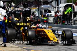 Nico Hulkenberg (GER) Renault Sport F1 Team RS17 makes a pit stop. 14.05.2017. Formula 1 World Championship, Rd 5, Spanish Grand Prix, Barcelona, Spain, Race Day.