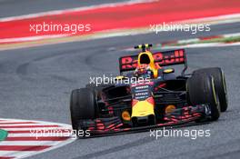 Max Verstappen (NLD) Red Bull Racing RB13 with damage at the start of the race. 14.05.2017. Formula 1 World Championship, Rd 5, Spanish Grand Prix, Barcelona, Spain, Race Day.