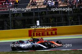 Felipe Massa (BRA) Williams FW40 and Stoffel Vandoorne (BEL) McLaren MCL32 clash. 14.05.2017. Formula 1 World Championship, Rd 5, Spanish Grand Prix, Barcelona, Spain, Race Day.