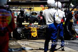 Nico Hulkenberg (GER) Renault Sport F1 Team RS17 makes a pit stop. 14.05.2017. Formula 1 World Championship, Rd 5, Spanish Grand Prix, Barcelona, Spain, Race Day.