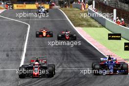 Kevin Magnussen (DEN) Haas VF-17 and Carlos Sainz Jr (ESP) Scuderia Toro Rosso STR12 battle for position. 14.05.2017. Formula 1 World Championship, Rd 5, Spanish Grand Prix, Barcelona, Spain, Race Day.
