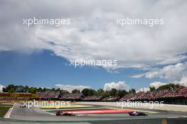 Daniil Kvyat (RUS) Scuderia Toro Rosso STR12 leads Fernando Alonso (ESP) McLaren MCL32. 14.05.2017. Formula 1 World Championship, Rd 5, Spanish Grand Prix, Barcelona, Spain, Race Day.
