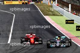 Sebastian Vettel (GER) Ferrari SF70H and Lewis Hamilton (GBR) Mercedes AMG F1 W08 battle for the lead of the race. 14.05.2017. Formula 1 World Championship, Rd 5, Spanish Grand Prix, Barcelona, Spain, Race Day.
