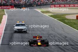 Max Verstappen (NLD) Red Bull Racing RB13 heads to the pits to retire at the start of the race. 14.05.2017. Formula 1 World Championship, Rd 5, Spanish Grand Prix, Barcelona, Spain, Race Day.